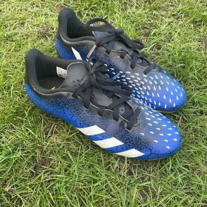 Adidas fotbollsskor  - Fotbollsskor predarors stolek 35 barn