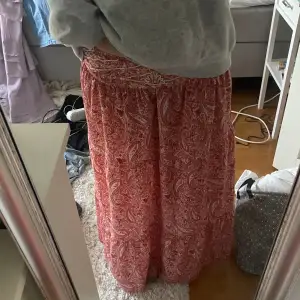 Säljer denna skit snygga lång kjol från Zara som inte säljs längre! Den är i storlek m men passar s-m! Den är knappt använd och i jätte fint skick, kan skicka egna bilder om så önskas💓