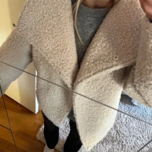 Teddy jacka - Säljer denna Teddy jacka från Gina som är slutsåld och knappt använder, nypris 600💞