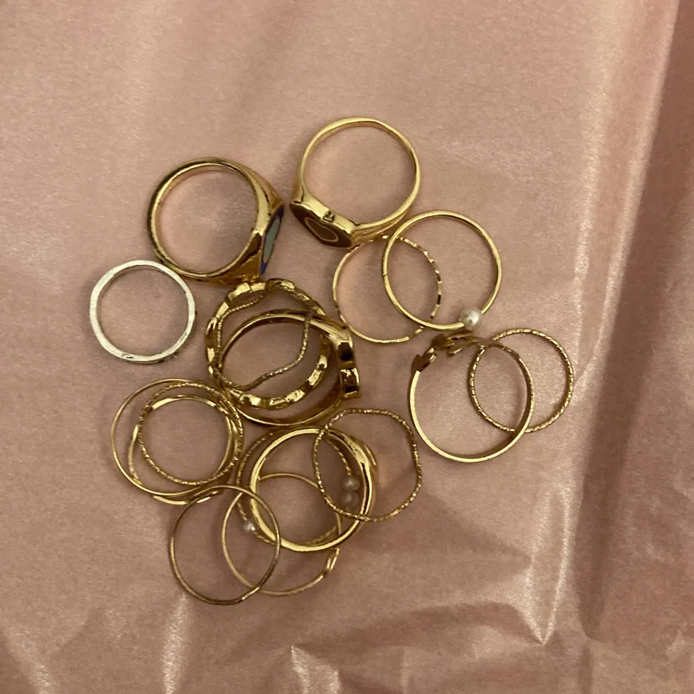 Kontakta mig om hur många du vill köpa 💗Mystery ringar (det finns 18 kvar) guld, silver etc. köpt är köpt ❤️ . Accessoarer.