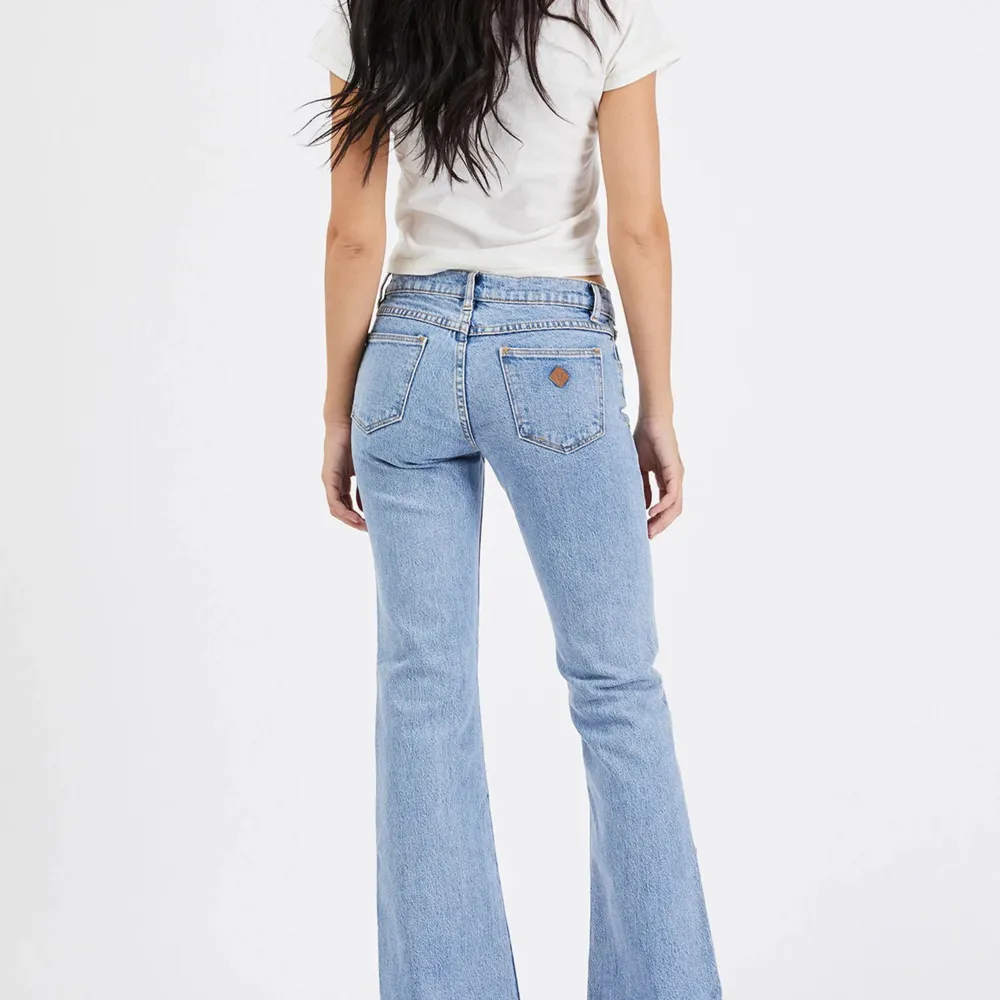 Skitsnygga lågmidjade bootcut jeans ifrån Abrand 🙌🏼🙌🏼. Jeans & Byxor.
