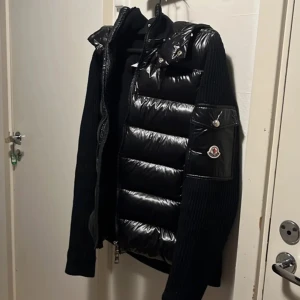 Moncler cardigan - Säljer min svarta monclear cardigan. Ungefär 3 månader gammal. Perfekt o nyskick. Kom privat för ytterligare frågor/bilder! Pris kan disskuteras!