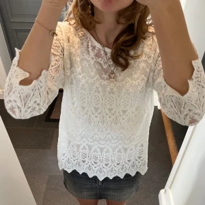 Vit spetströja - Vit trekvartsärmad tröja i spets från Lindex i storlek M. Fint skick. Använd gärna köp nu!