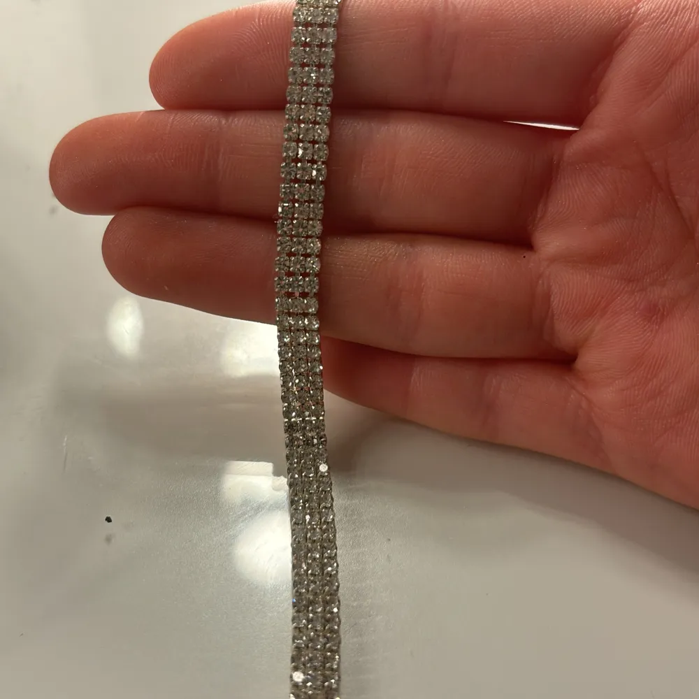 Säljer detta silver armband jag köpte i Spanien i somras 2023. Köpte den för 350 och har tyvärr inte kommit till användning så mycke. Den är i nytt skick och har inte tappat några diamanter.💕. Accessoarer.