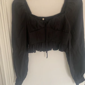Blus - En svart topp/blus. I storlek S. Frakt tillkommer 