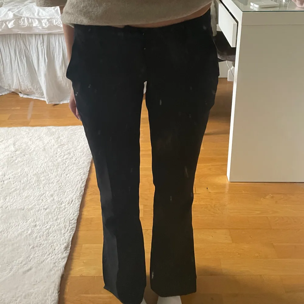 Fina kostymbyxor ifrån Bik Bok i storlek 34 petite. Passar xxs, de är  förkorta för mig som är 165!❣️. Jeans & Byxor.