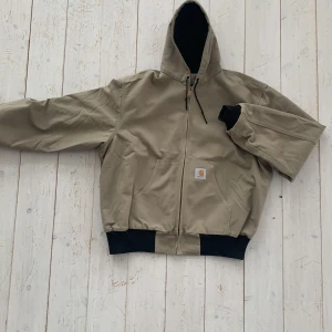 Carhartt Jacka - Säljer en sjukt cool carhartt jacka som är perfekt inför våren, super skick. Strl xl men passar snarare L-M. Kan tänka mig lägre pris vid snabb affär! Nypris cirka≈2300.