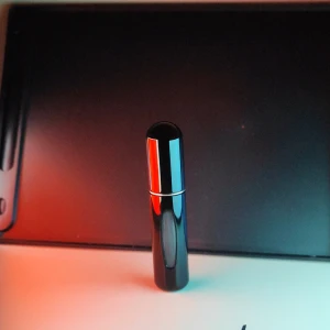 Travel Sample svart 5ml - Påfyllningsbar travel sample 5ml Finns bara i svart färg Lägg gärna prisförslag 