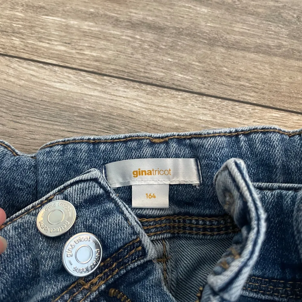 Säljer dessa Low waist flare jeans med knappar på fickorna. Använda men i bra skick. Från Gina Young. Stl 164 . Jeans & Byxor.