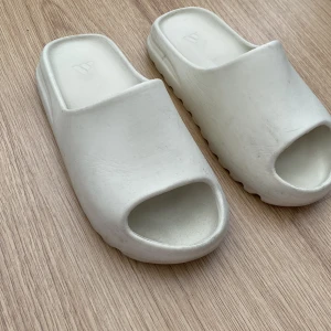 Yeezy slides - Säljer dessa feta tofflorna som är feta nu till sommaren
