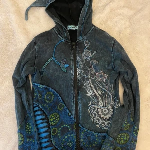 Sol&måne hoodie💙 - Jättesnygg sol&måne hoodie! Jättebra skick och endast använd några fåtal gånger. Säljer då jag inte använder den! Skriv om du har några frågor!