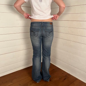 Lågmidjade jeans - Midjemått(rätt över): 40 Innerbenslängd: 81 Modellen är: 168  Skriv om ni har några frågor💗//Perfectjeans