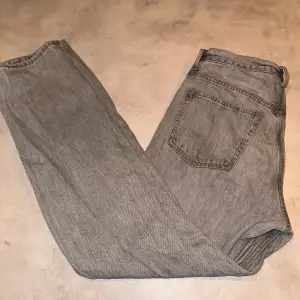 Ett par riktigt schyssta Weekday jeans nu till våren!!! Dem är i storlek 30,32,Loose fit och i färgen grå. Kan stryka dem vid köp!!!!!!!! 