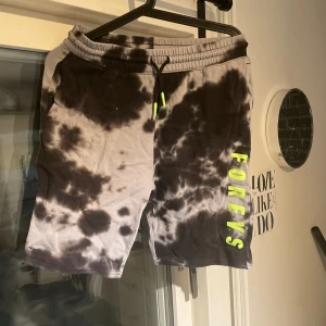  Mörk och ljusblå shorts -  Dessa dessa mörka och ljusblåa sh är i storlek 158 / 164 och är en barnstorlek och jag känner att jag jag har ingen i min närhet som kan ta de här och hoppas hoppas på att nån annan kan ta dem och känna sig nöjd.