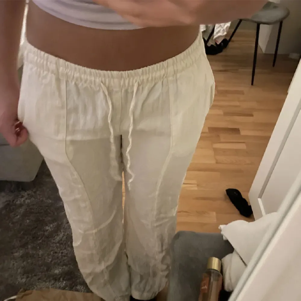 Jag säljer dessa skitsnygga lågmidjade linnebyxorna från zara som är helt som nya perfekt nu för sommaren! Säljer då dem är lite små men är som nya, storlek xs☺️. Jeans & Byxor.