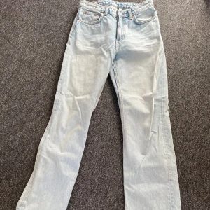 Weekday jeans ljusblå - Raka jeans i storlek W26 L28