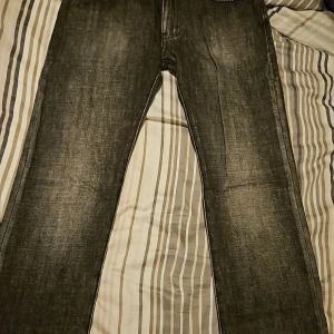 Armani Jeans Regular Fit - Köpta i Las Vegas som present, men för små för mig i midjan. Oanvända, alla lappar är kvar. 3000 nypris