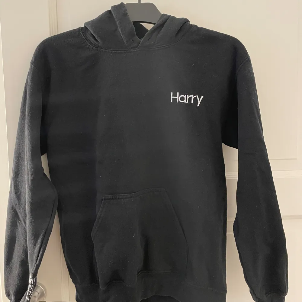 Svart Harry Styles hoodie från hans hemsida. Köptes för några år sedan men är sparsamt använd, något nopprig men fortfarande väldigt fin. Perfekt för ett Harry Styles fan. Hoodies.