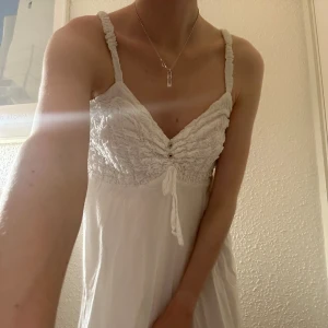 Klänning - Klänning ifrån okänt märke. Är i storlek s/m. Passar perfekt på stranden typ efter man har badat. Hör av er vid frågor och bilder 🤍