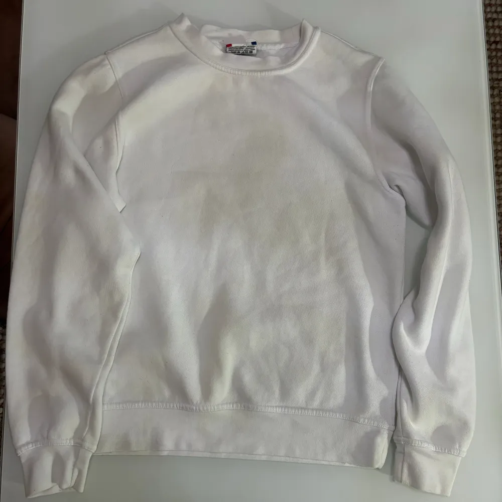 Basic vit tröja, säljs då den är för liten för mig och har därav aldrig använt den. Storlek S.. Hoodies.