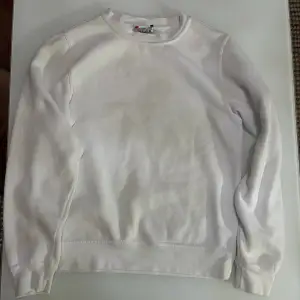 Basic vit tröja, säljs då den är för liten för mig och har därav aldrig använt den. Storlek S.