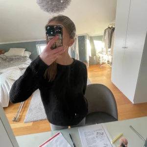 Svart stickad tröja 💕 - Basic svart stickad tröja i bra skick, säljer pga att den inte kommer till användning! Inga synliga defekter, hör av dig vid intresse eller frågor 💕