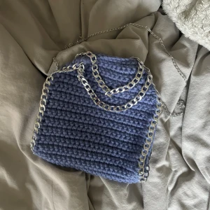 Virkad väska  - Egen virad väska i jättefin blå färg perfekt nu till vår/sommar  25x25 cm