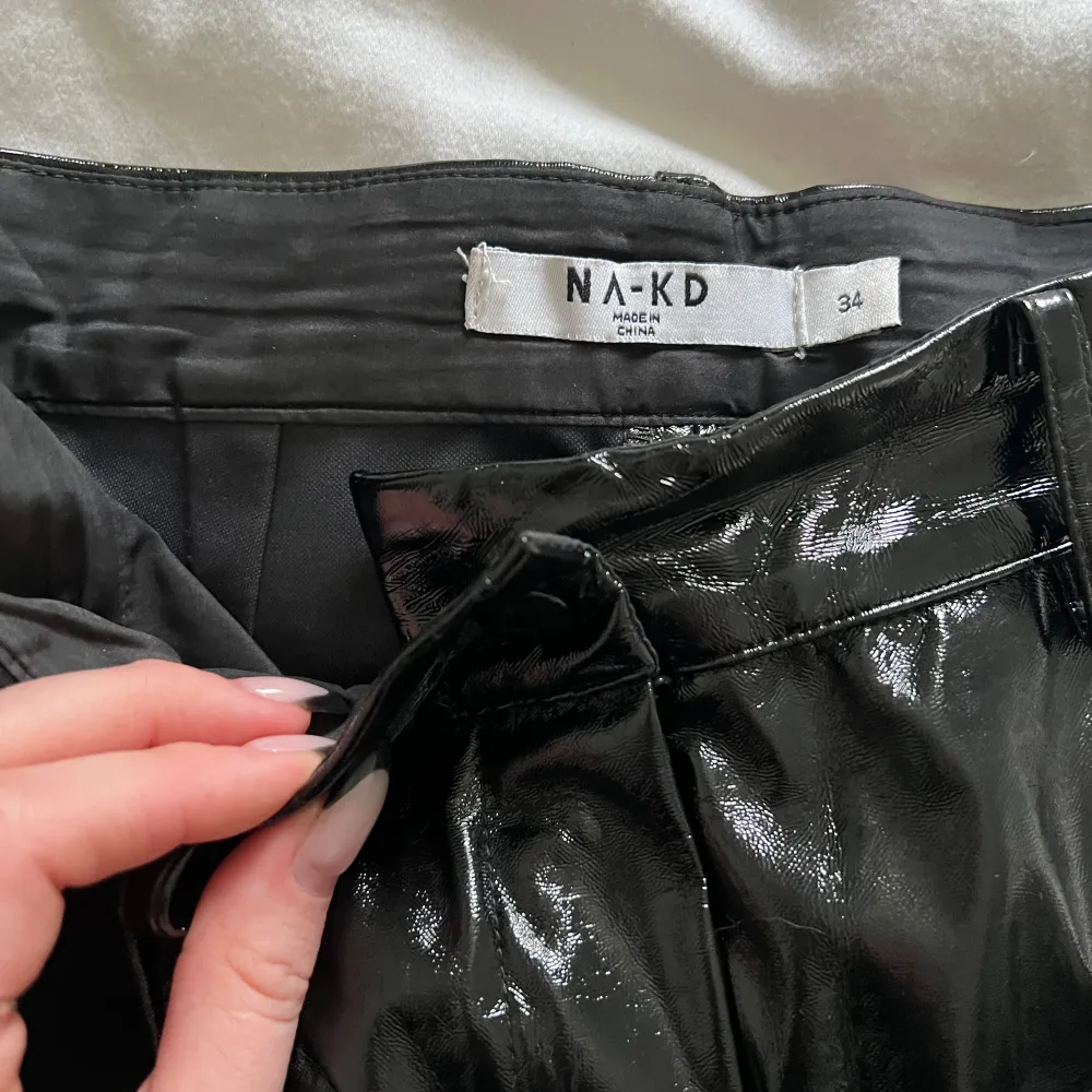 Super snygga glansiga byxor från NA-KD. Rak i modellen, som nya . Jeans & Byxor.