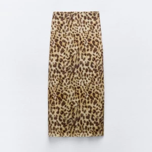 Slutsåld zara kjol! - Långkjol från zara helt slutsåld!! Helt ny, endast testad! Prislapp kvar! Säljs då den var för liten för mig och har tappat bort kvittot. 