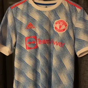 Original Manchester United tröja storlek M från deras hemsida, har tyvärr inget kvitto eftersom att jag fick den av en kompis.