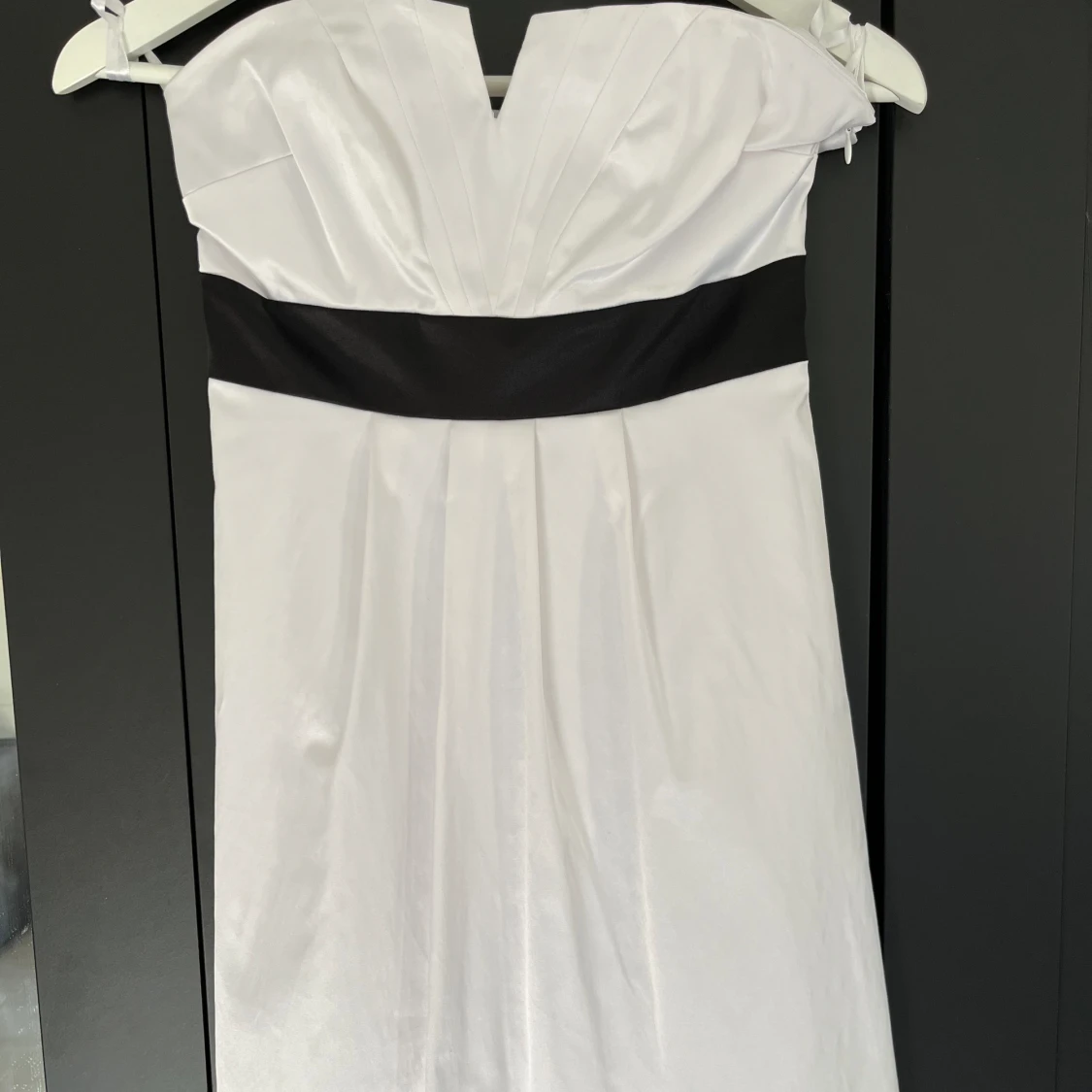 Kort vit klänning med rosett