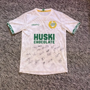 Hammarby tröja med signaturer - Hammarby tröja med signaturer från hammarbys damlag, storlek 158-164 Bra skick! Pris kan diskuteras