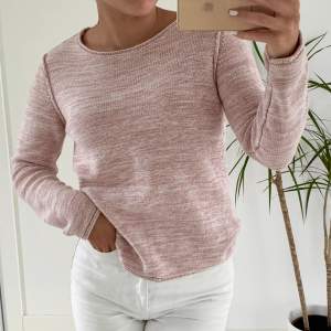 Superfin vit/rosa stickad tröja som passar perfekt med ett par vita byxor nu till sommaren💓 tröjan sitter perfekt på kroppen, passar dig som oftast bär strl S i kläder, använd ett fåtal ggr så fint skick💓