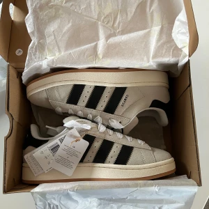 Adidas campus 00s crystal white - Helt nya oanvända adidas campus 00s i färgen crystal white som är slutsålda överallt