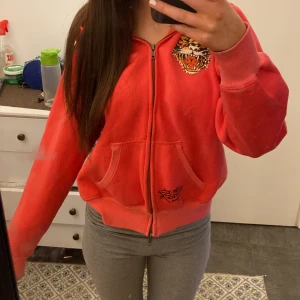 Edhardy hoodie - Superfin edhardy hoodie i rosa. Nästan helt oanvänd och i nyskick, därav priset. Är i storlek xl men sitter bra på mig som vanligtvis har xs. ❤️❤️