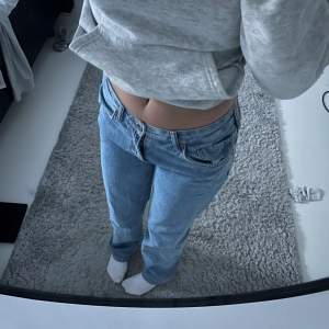 Ljusblå straight lågmidjade jeans ifrån bikbok! Dom är nästan som nya har bara använt dom några gånger💗