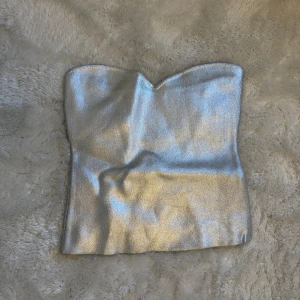 Silver topp från zara - Bandeau topp i silver från zara, aldrig använd, pris: 179kr + frakt tillkommer📦📦köpt är köpt