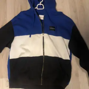 Säljer denna mycket fina retro Calvin klein zip up. Köptes för ett tag sen men bara legat sen dess. Den är rätt baggy o passar bra med sådan stil.  Mvh Omar ✅