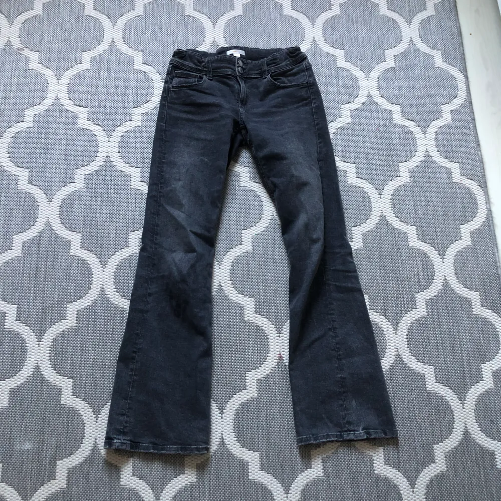 Säljer jeans från Gina Young! Fint begagnat skick💗 Säljer pga dom är för korta för mig. Orginalpris 349kr säljer för 150kr!. Jeans & Byxor.
