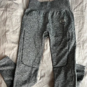 I can I Will tights  - Säljer mina Iciw träningstights som aldrig riktigt kommit till användning. De är gråa med mönster på samt markering under rumpan. Vet dessvärre inte va det är för modell. Storlek S. 