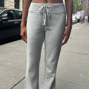Brandy Melville Yogapants - Supersnygga och trendiga yogapants från Brandy Melville!   De är i nyskick och säljes för att de inte kommer till användning. Ljusgrå och one size, men jag upplever dem vara lite stora i storleken. Skriv vid frågor  💗
