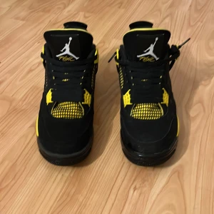 Air Jordan 4 thunder - Defekter syns på bild annars riktigt finna strlk 42