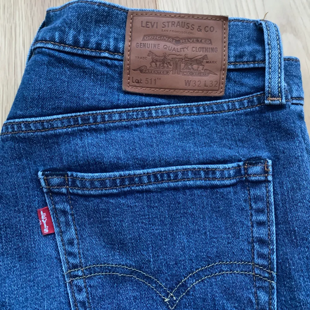 Blå Levis 511 slim fit jeans i storlek 32/32. Väldigt sparsamt använda och inga defekter alls. . Jeans & Byxor.