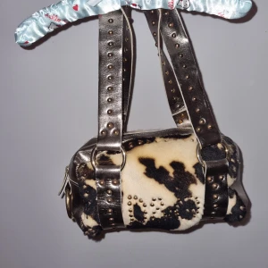 D&G väska - Asball väska i koskinnsmönster. Köpt i "använt" skick från Vestiaire Collective. Knappt använd, har för många väskor