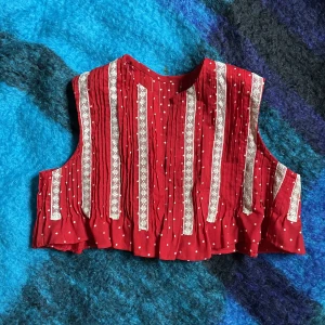 Vintage väst - Gullig gammal väst med fina spetsdetaljer❣️Köpt på dramaten.