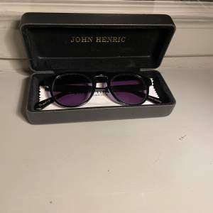 Säljer dessa snygga solglasögon från John Henric perfekta nu till sommaren!! Hör av er vid frågor