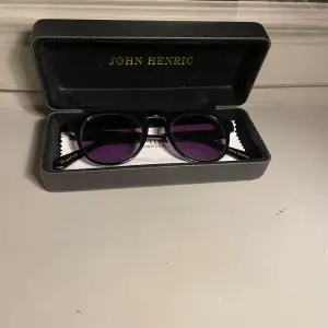 Säljer dessa snygga solglasögon från John Henric perfekta nu till sommaren!! Hör av er vid frågor