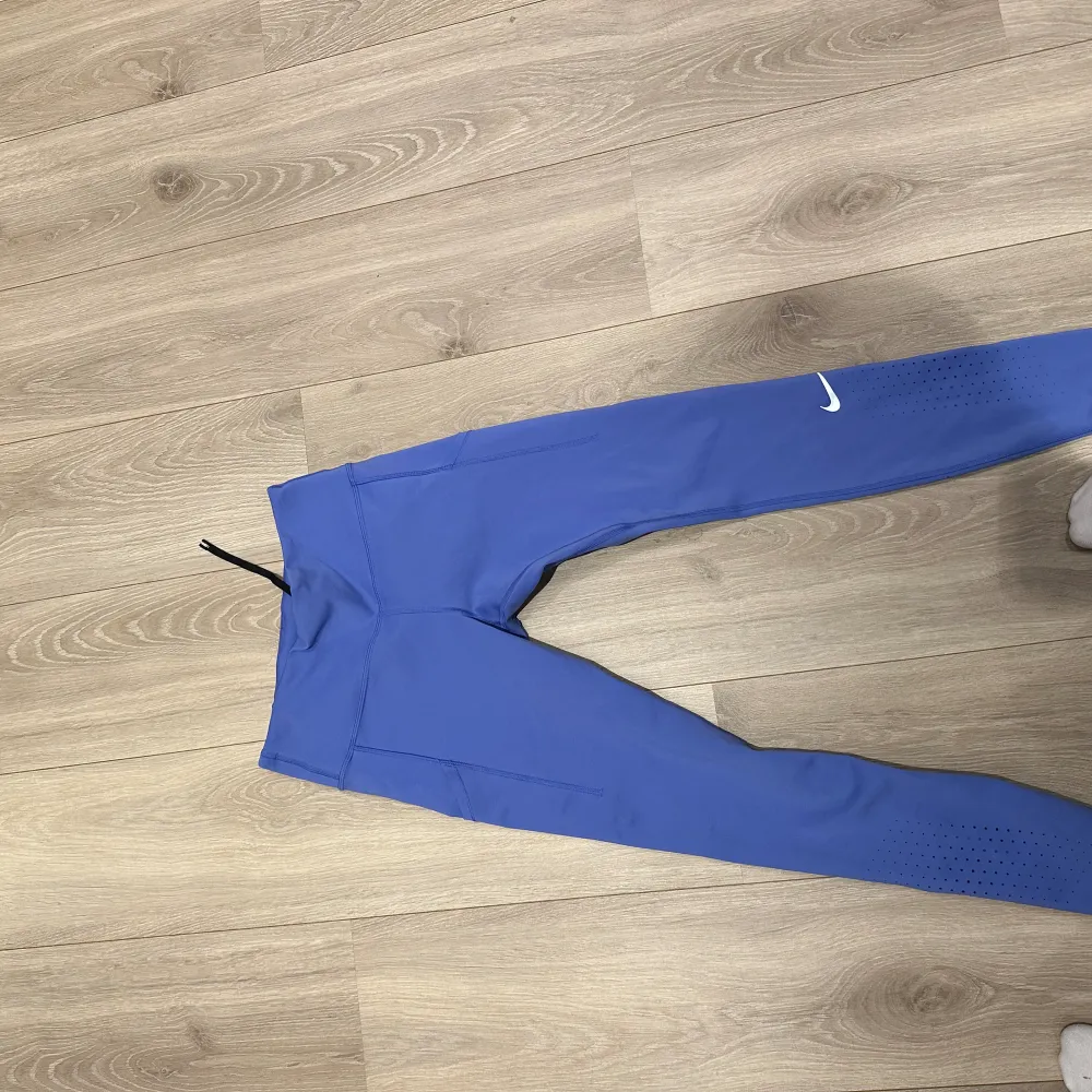 Super sköna Nike tights nyskick oanvända i strl M. Jeans & Byxor.