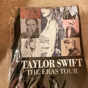 Taylor Swift the eras tour t-shirt, helt ny & aldrig använd, storlek M men passar S-L? beronde på önskad passform. 200kr + gratis frakt via köp nu!