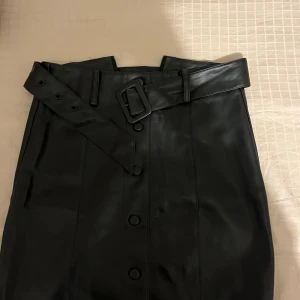 Kjol - Ny skick! Svart skinn kjol.